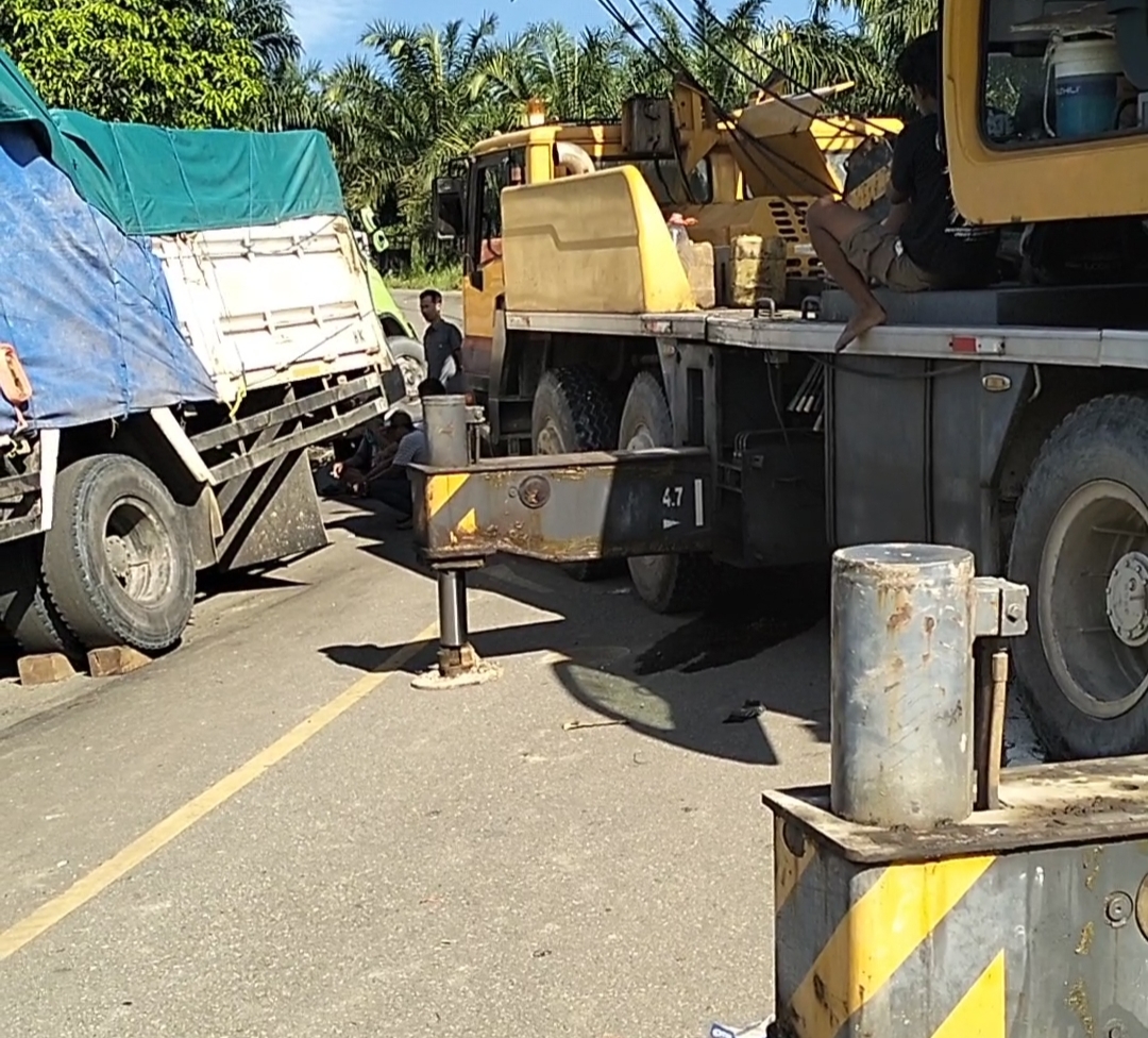 Gagal Nanjak, Truk Trailer dan tiga truk expedisi terperosok di jalan poros Berau -Bulungan