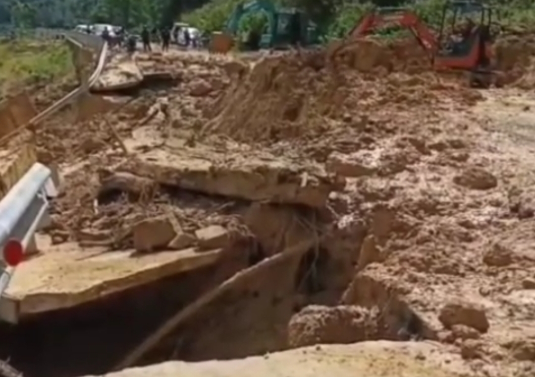 Jalan Trans Kalimantan Arah Sungai Ular Rusak Parah Akibat Longsor