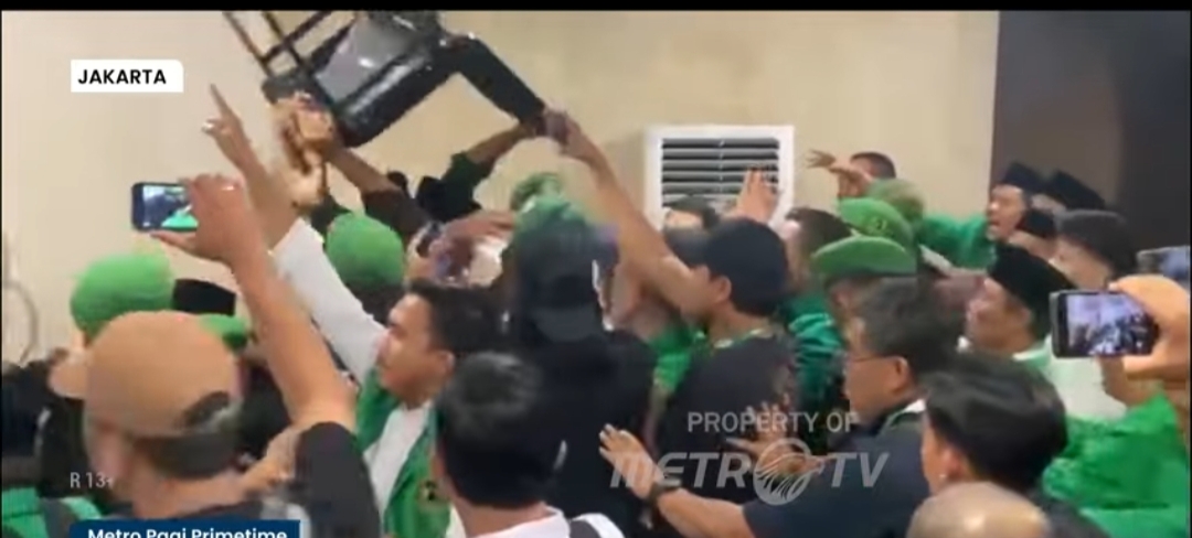 Muktamar P3 ricuh saling lempar kursih, beberapa kader terluka hingga dilarikan kerumah sakit.