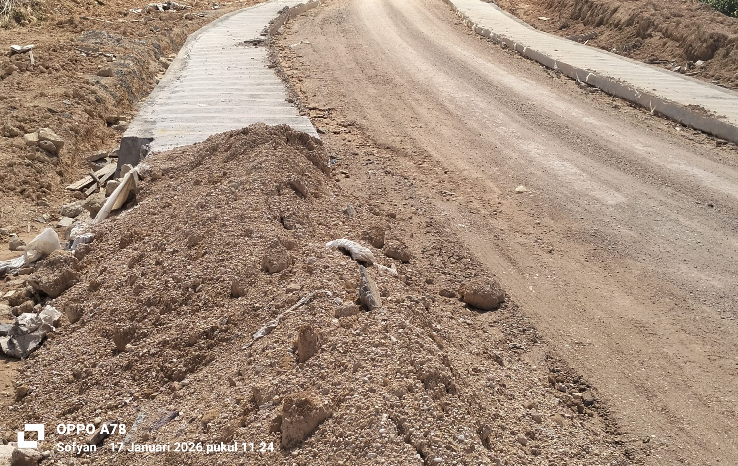 pengerjaan jalan makam datu sipanaik gagal Alias tidak selesai sesuai kontrak, PHO pun ditunda.