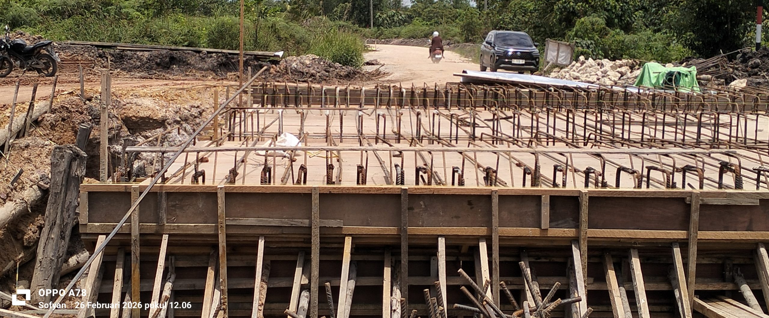 pembangunan empat buah jembatan dikampung sukan tengah tidak selesai sesuai kontrak,