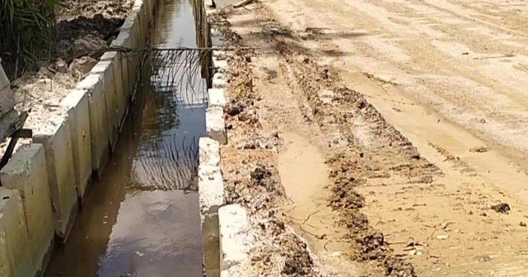 Pekerjaan drainase buruk akibat dikerjakan asal jadi.