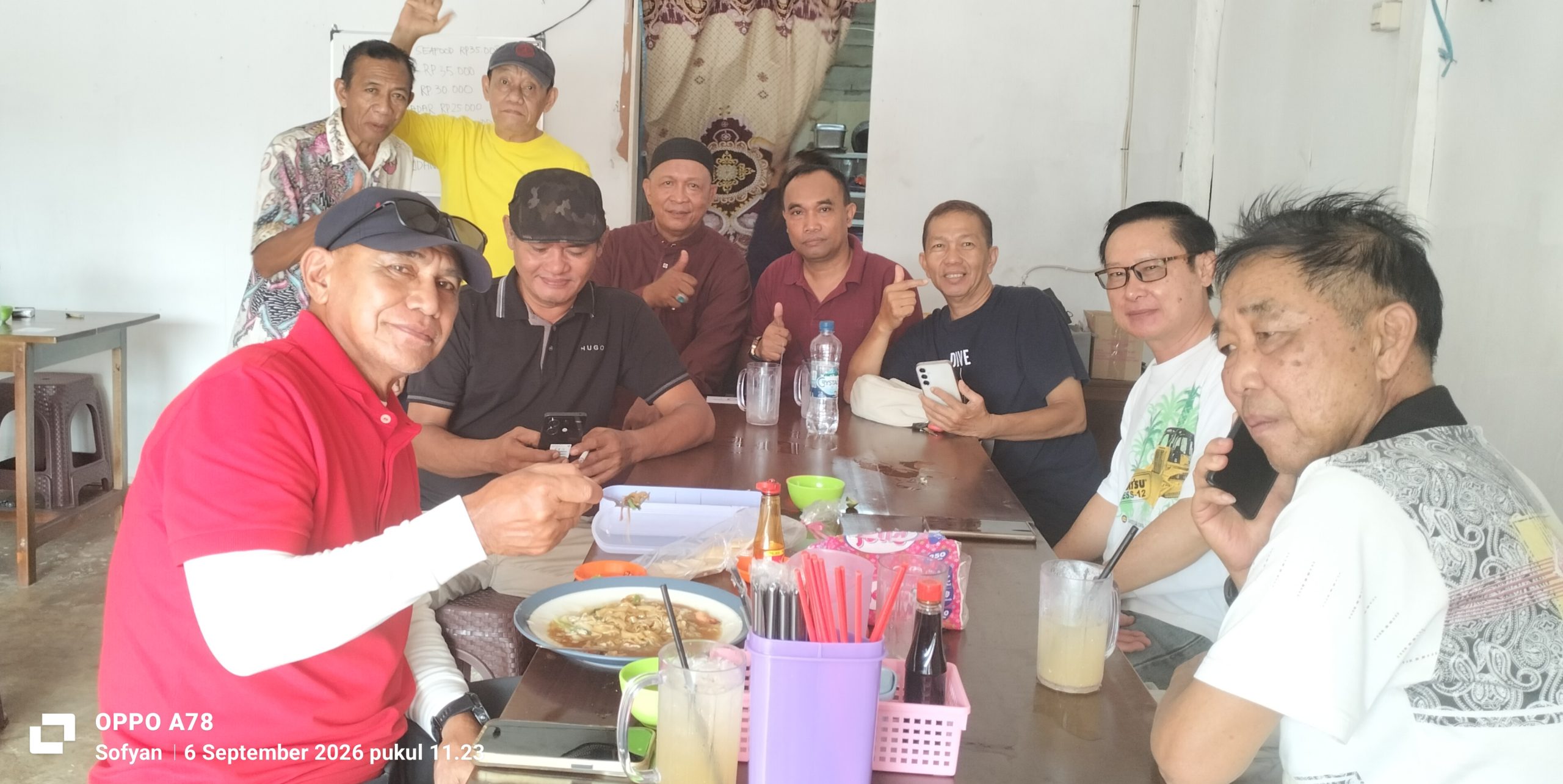 HARI KEDUA KELAHIRAN PAK YANSEN LANJUT DI RUMAH MAKAN HAS MALAISYAH BERSAMA KOMUNITAS WARUNG POJOK.